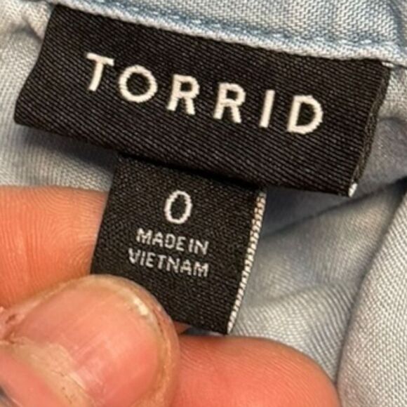 TORRID Women’s Light Blue Chambray Short Sleeve Button-Front Shirt Size 0 - Picture 3 of 5